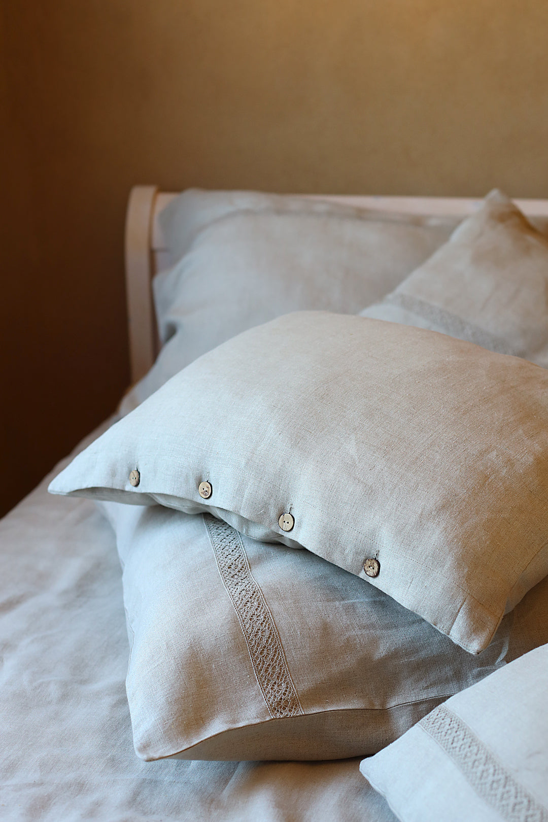 Linen pillowcase with lace