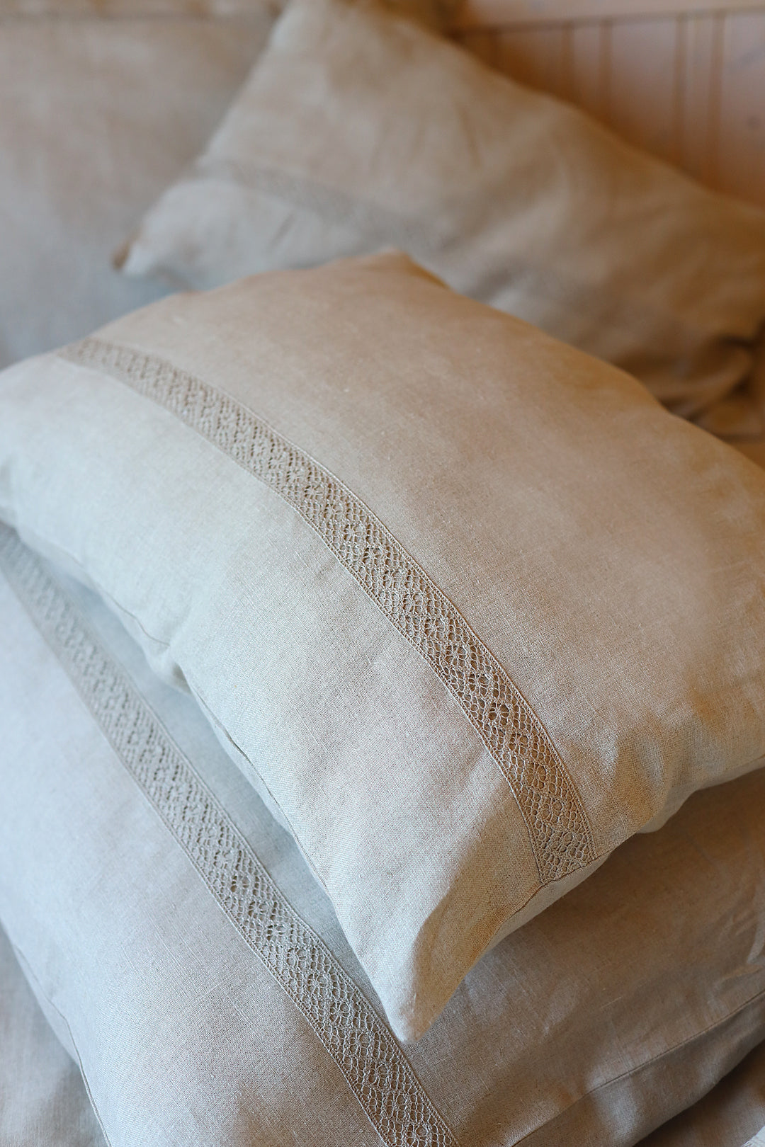 Linen pillowcase with lace