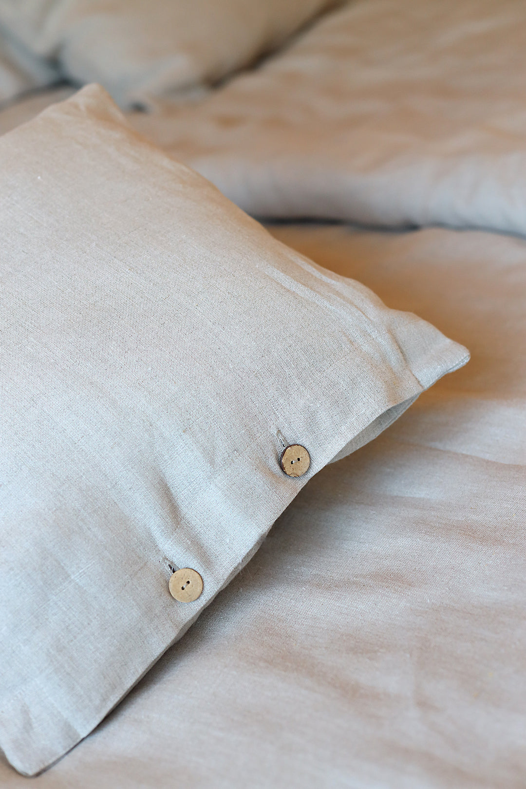 Linen pillowcase with lace