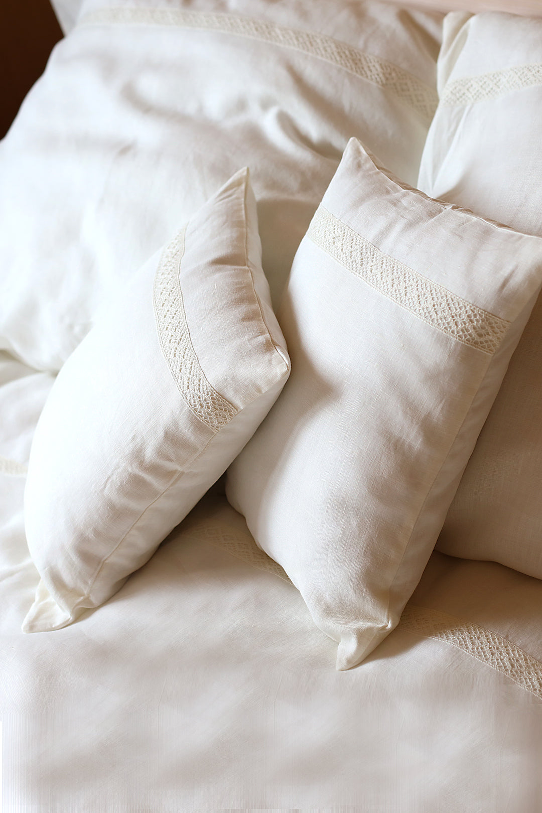 Linen pillowcase with lace