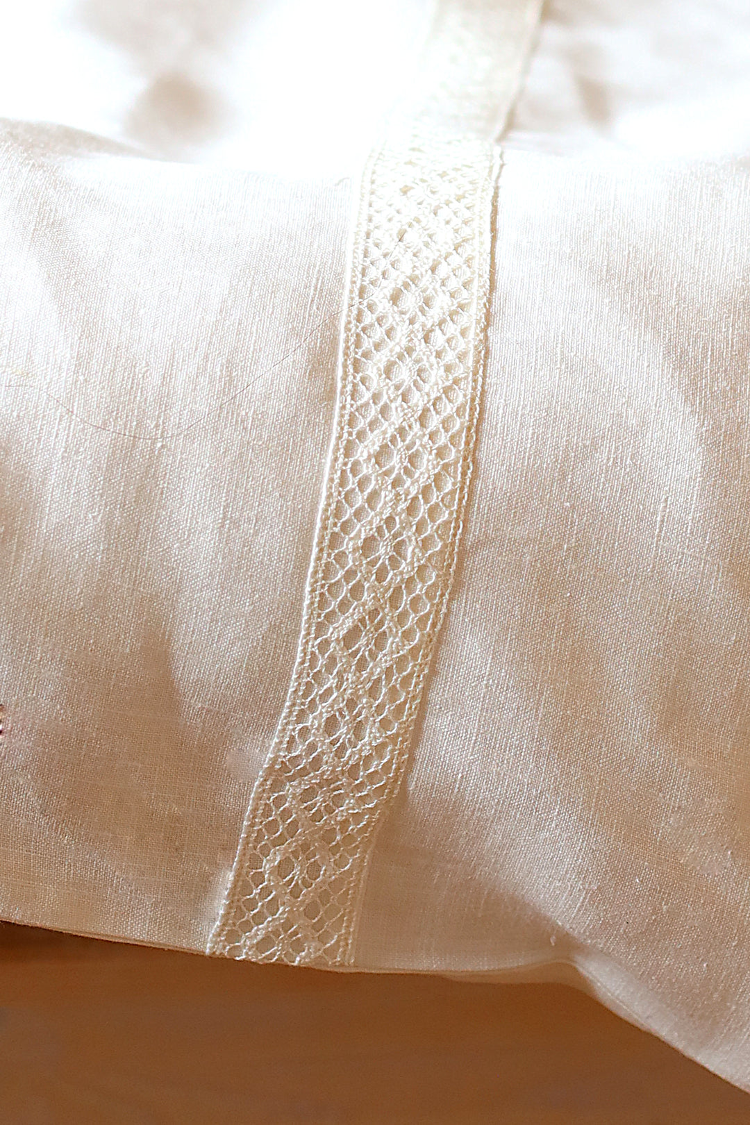 Linen pillowcase with lace