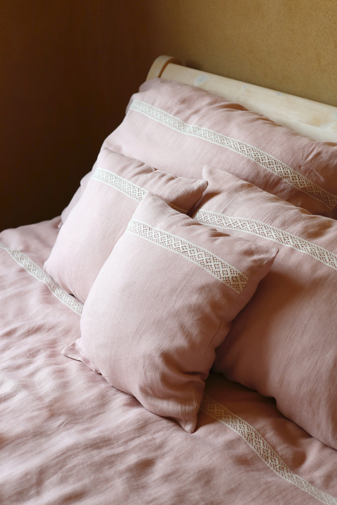 Linen pillowcase with lace