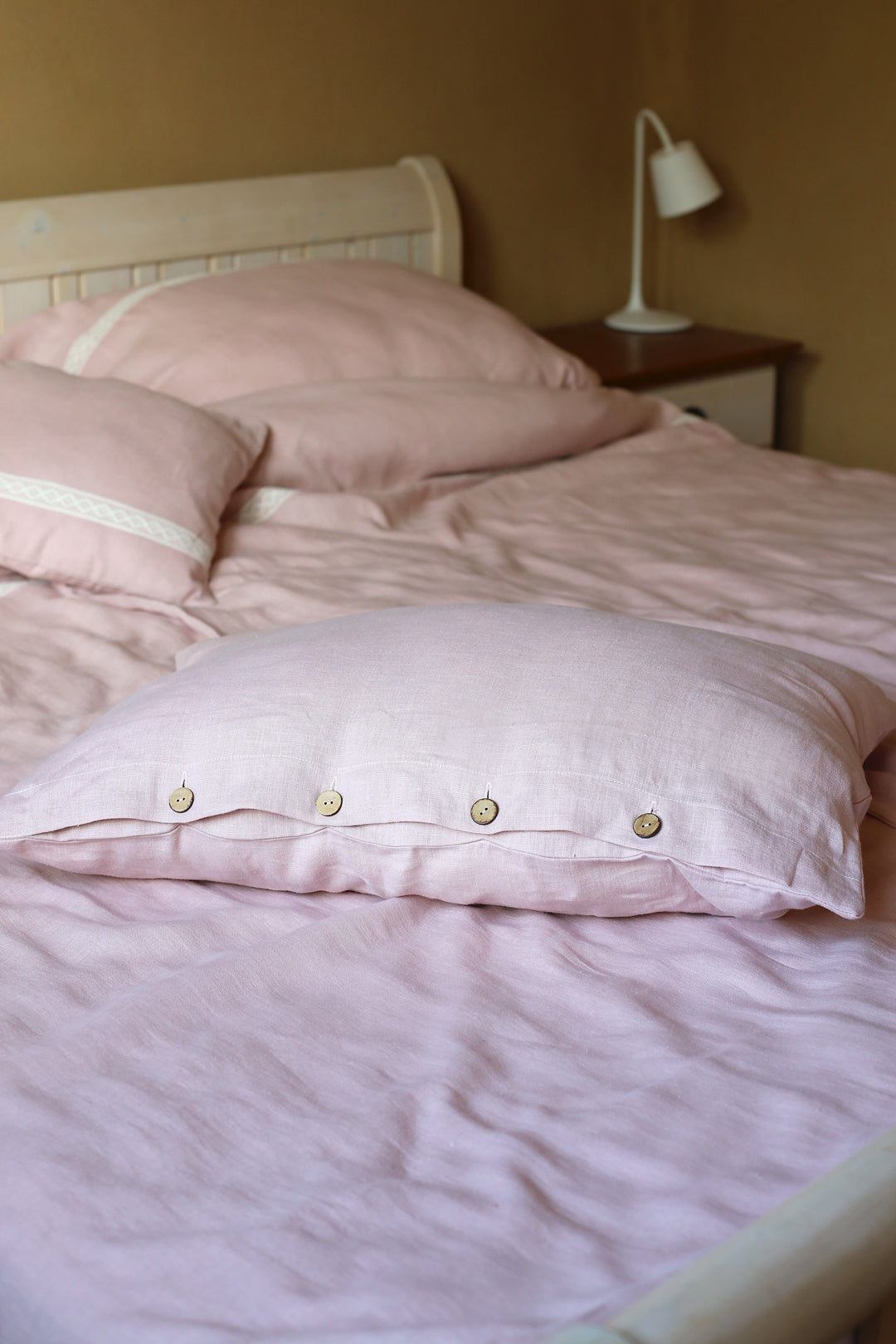 Linen pillowcase with lace